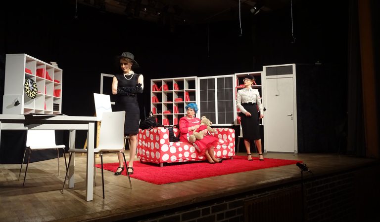 2018-04-12-13-14-Theater-Kanapee13